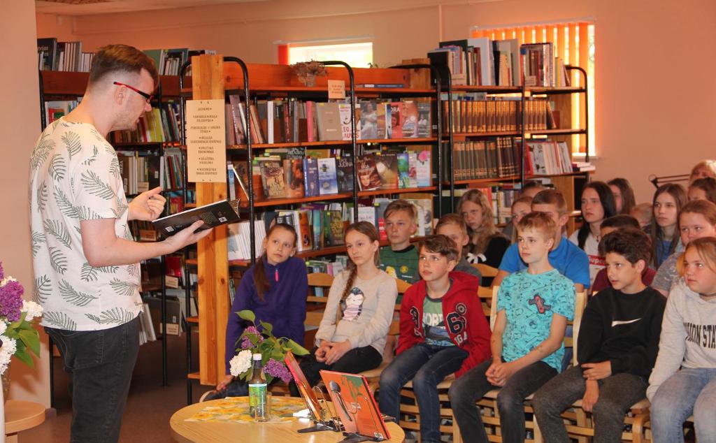 Dzejnieks Kārlis Vērdiņš Naukšēnu bibliotēkā
