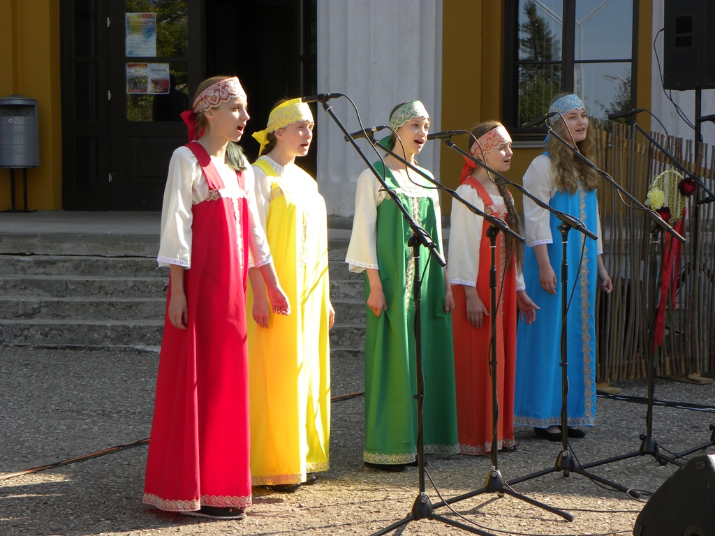 Dziesmas skan tālu!