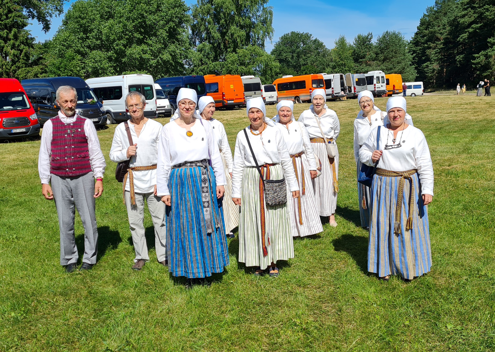 “Dzīne” festivālā dzied, cienā ar putru un iet uz randiņu