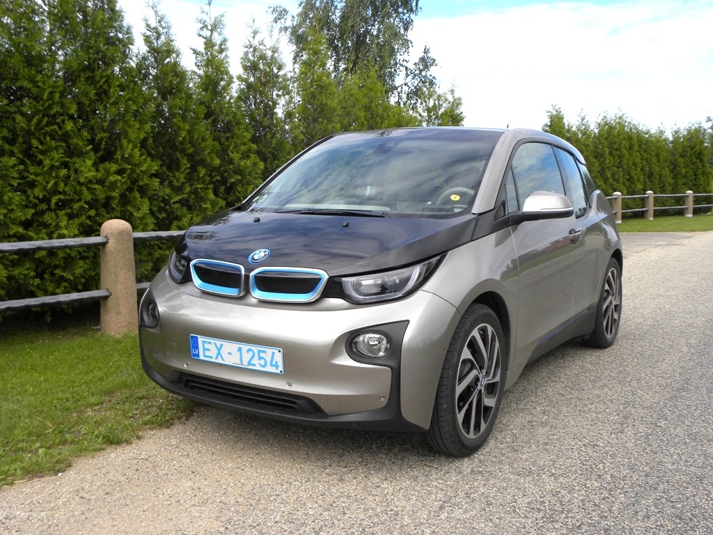 Elektrisks BMW asfaltam