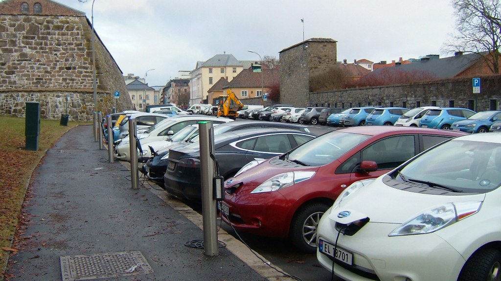 Elektromobiļi nāk ar papildu tēriņiem budžetam
