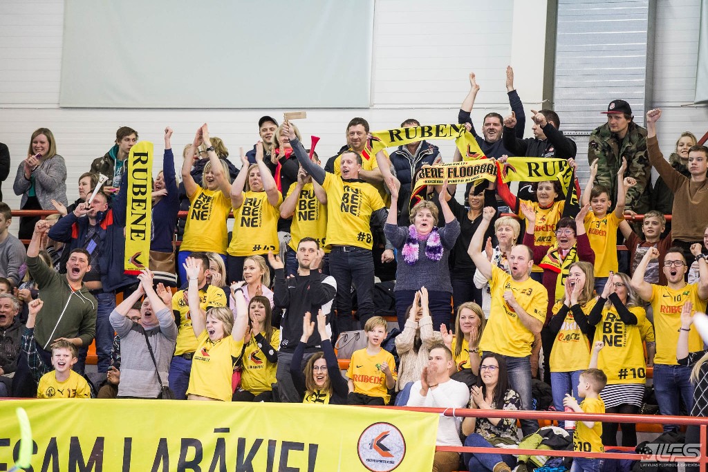 Florbola play-off  pašā plaukumā