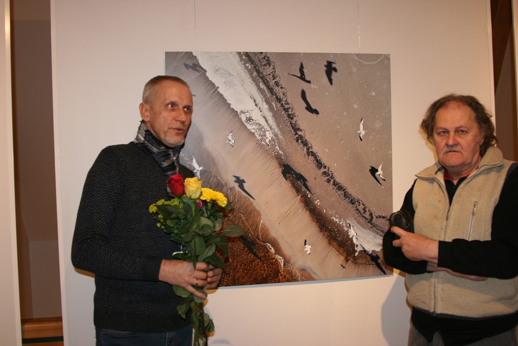 Fotogrāfijās Latvijas gaišās vertikāles
