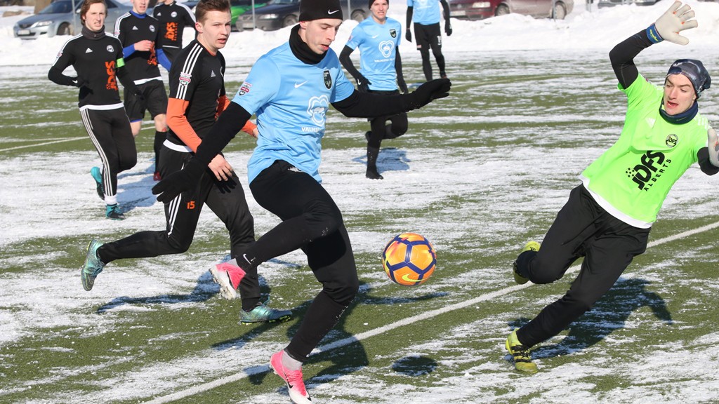 Futbolisti briest lielajai skatuvei