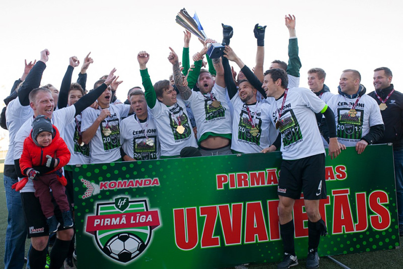 Futbolisti līksmo un cerīgi skatās virslīgas virzienā