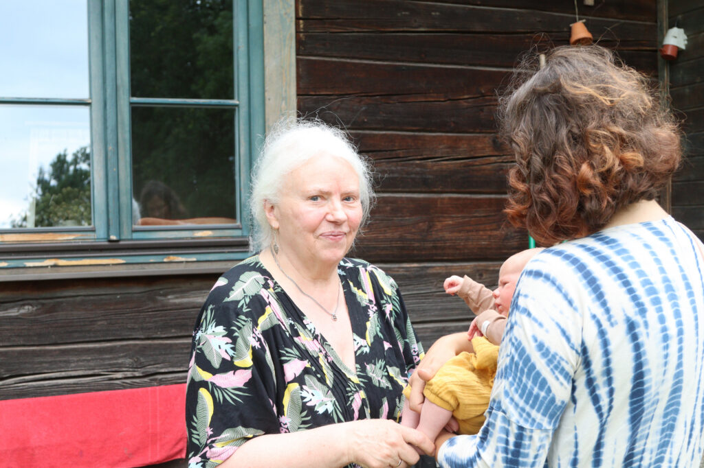 «Ģimenes šūpulis» lolo un izglīto