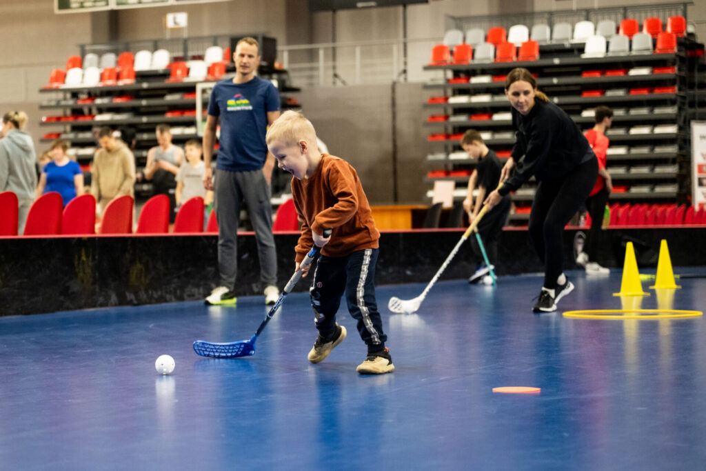 Ģimeņu sporta diena Valmieras Olimpiskā centra sporta festivāla noslēgumā pulcē teju 60 komandas