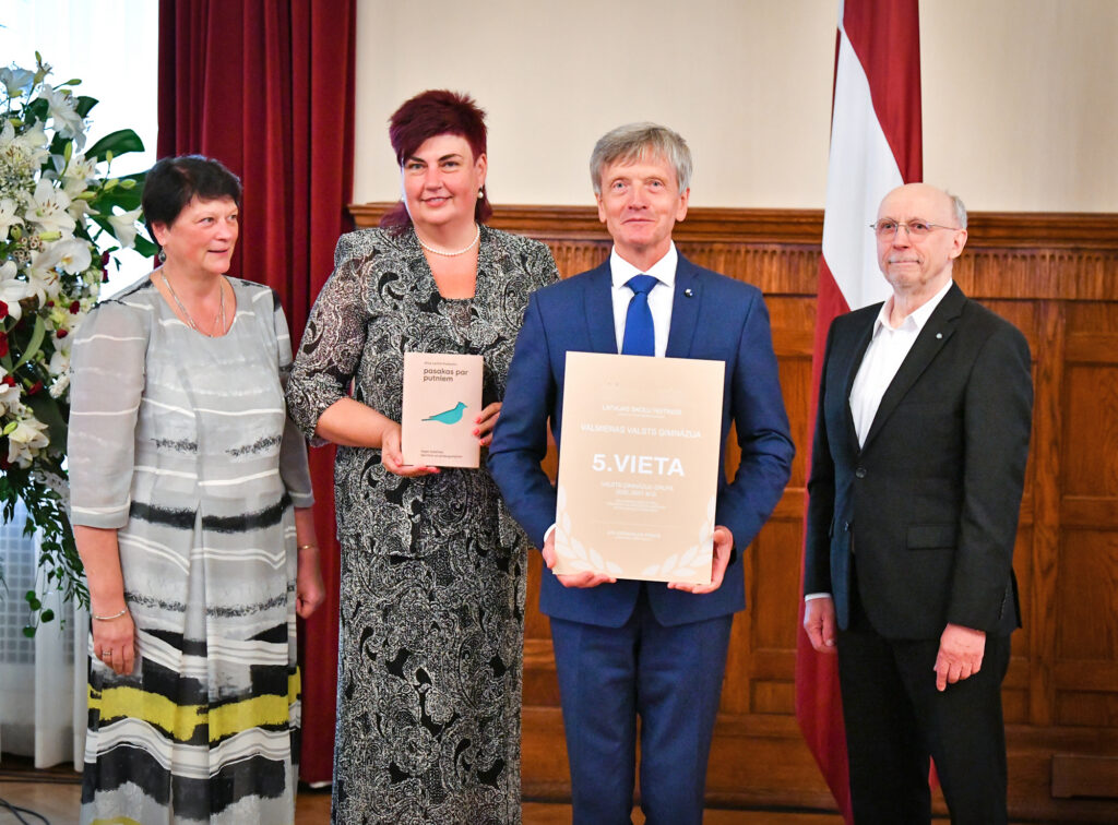 Ģimnāzija skolu reitinga augšgalā