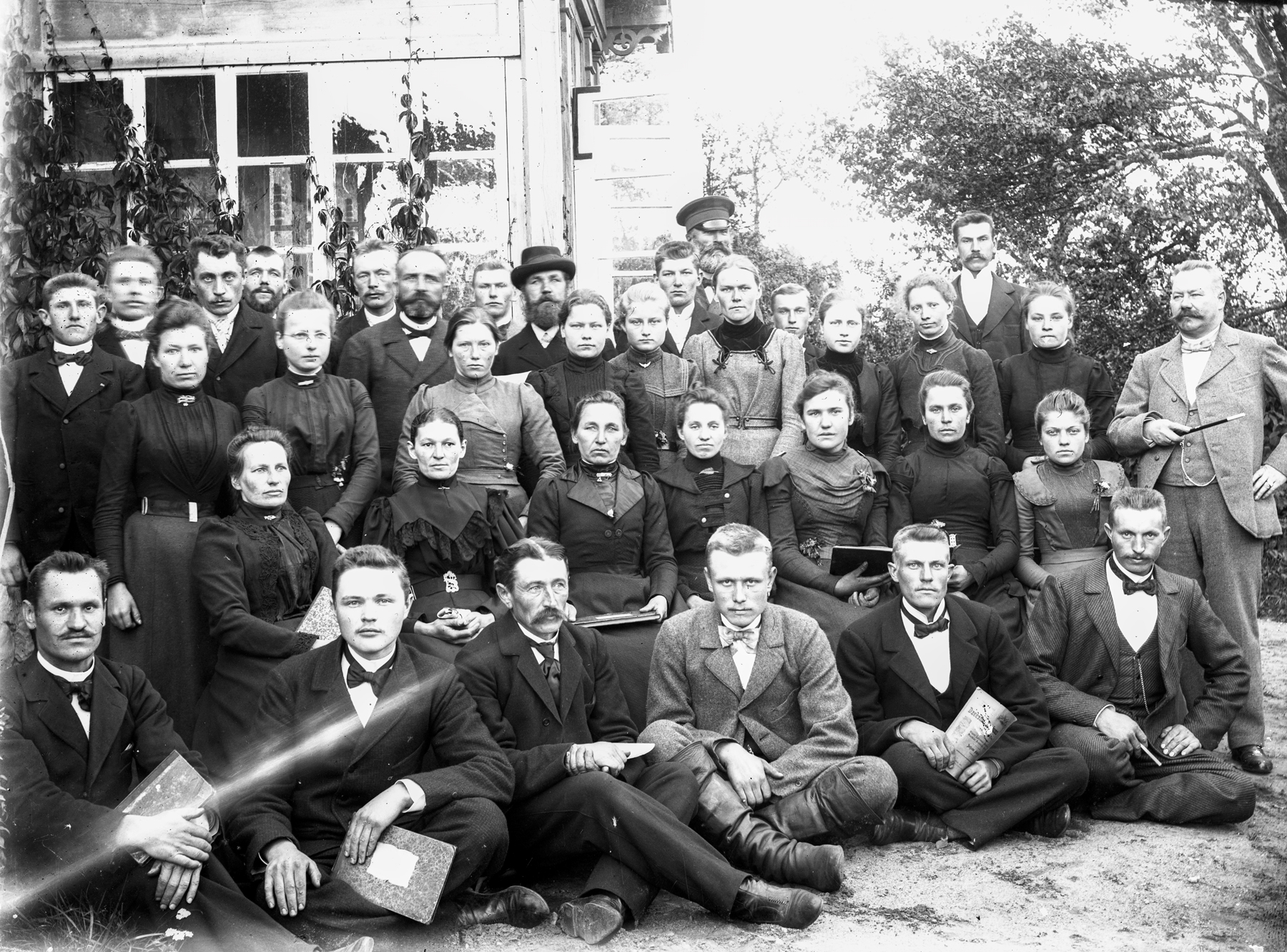Historia.lv publicēta  Dikļu fotogrāfa Alberta Krūmiņa stikla negatīvu kolekcija.  Aicinām palīdzēt atpazīt  fotogrāfijās redzamās vietas  un cilvēkus!