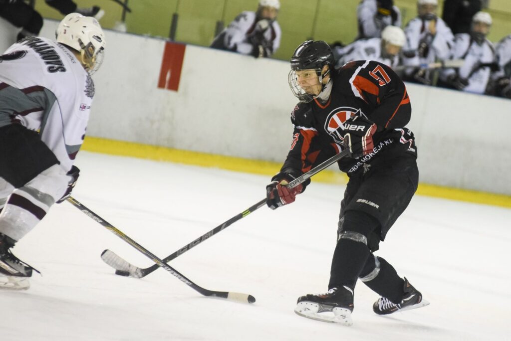 Hokejisti sīvā cīņā atzīst Zemgale Juniors pārākumu