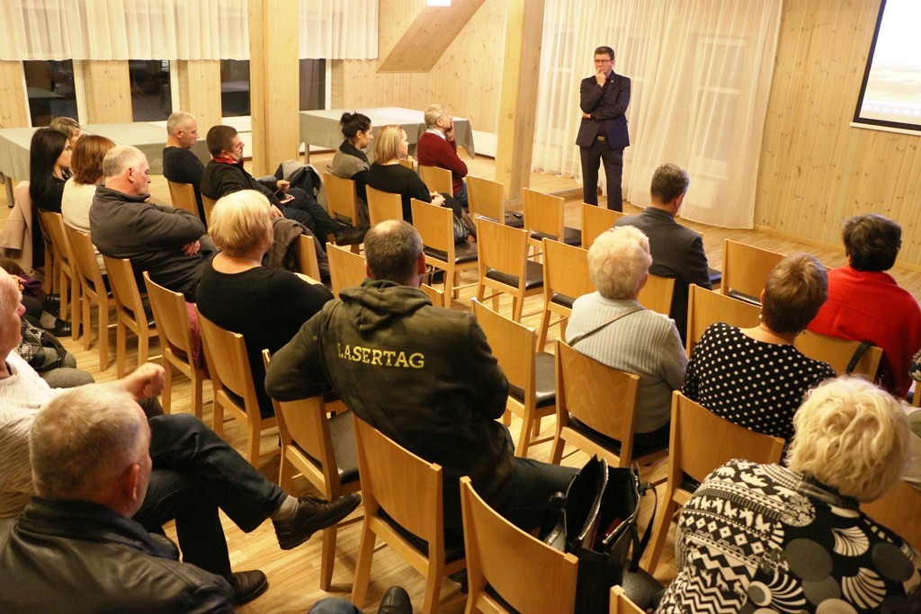 Iedzīvotāji tiekas ar novadu vadību
