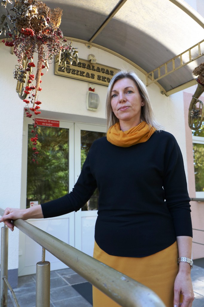 Iepazīstina ar mūzikas un mākslas pasauli