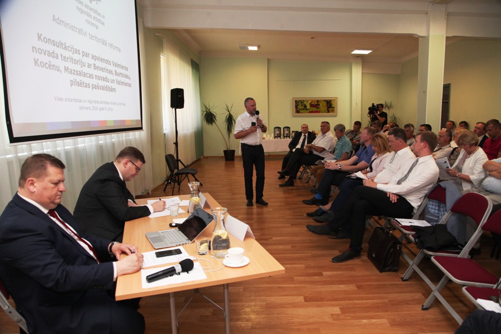 Ieplānotas pašvaldību piespiedu laulības
