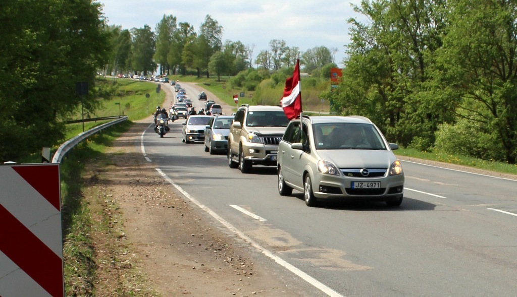 Izkrāso Latviju sarkan-balt-sarkanu!