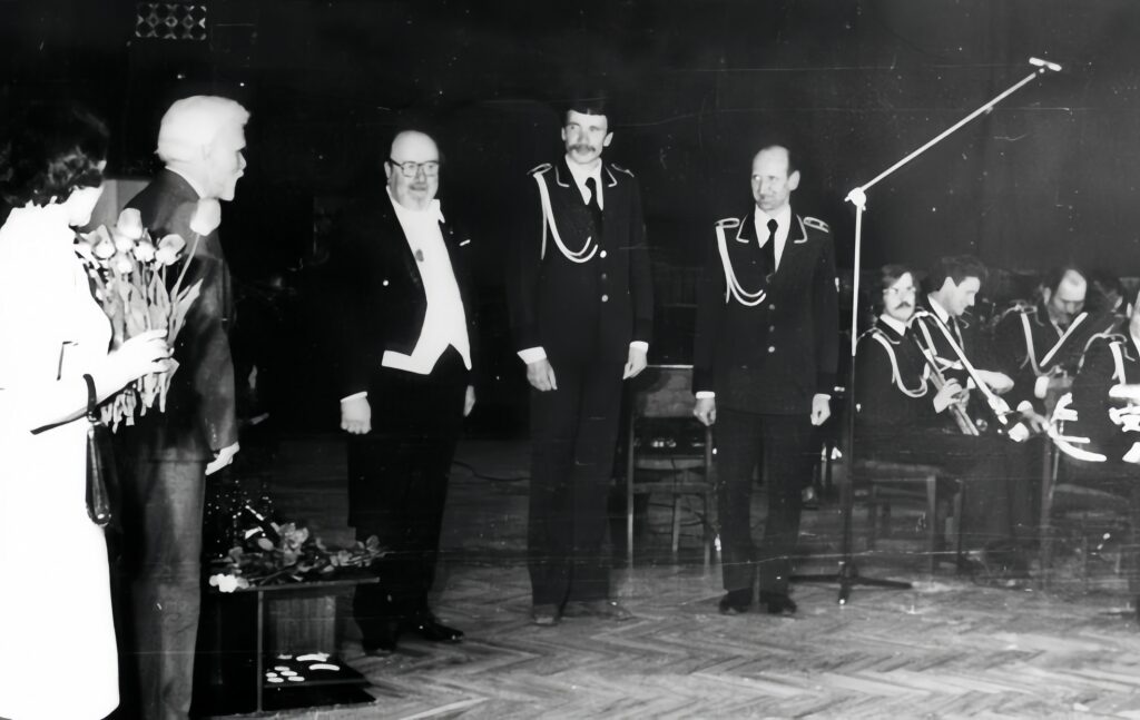 JĀNIM SPALVIŅAM – 100