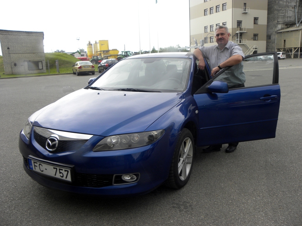 Jānis starp 35 automobiļiem