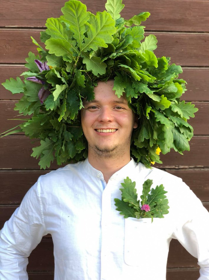 Jāņos baltā kreklā  un lina biksēs