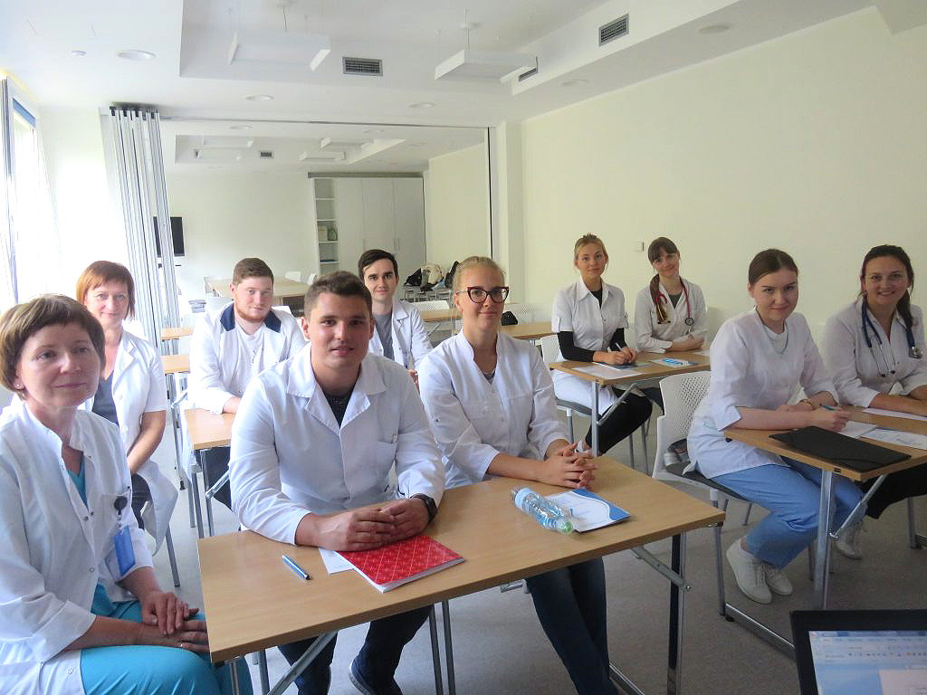 Jaunie ārsti mācās Vidzemes slimnīcā