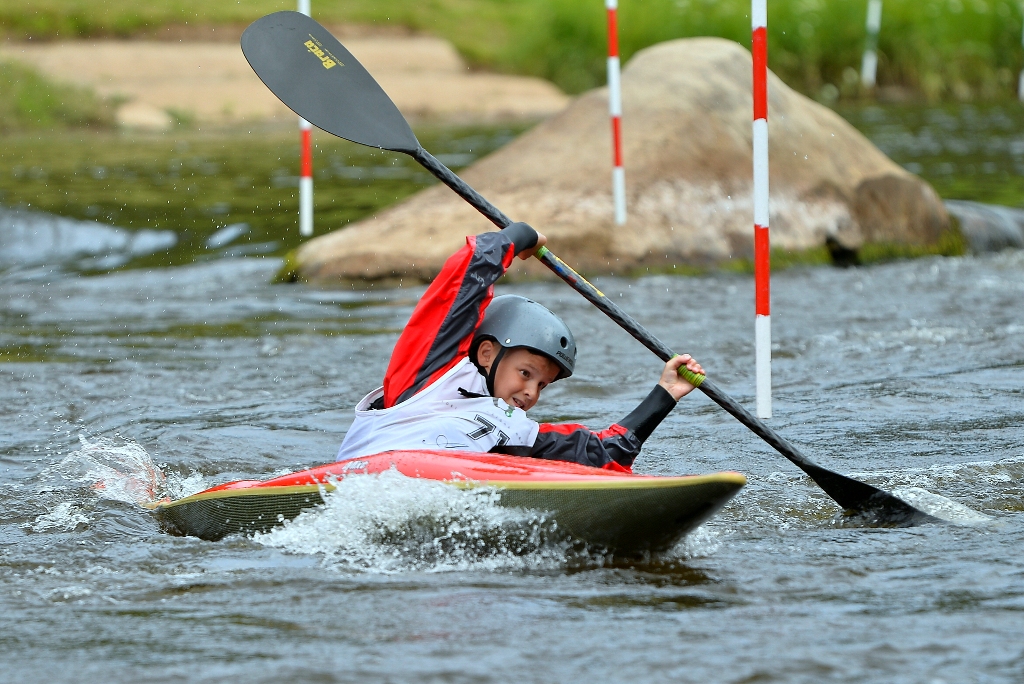 Jaunie valmierieši — Latvijas jauniešu čempioni airēšanas slalomā