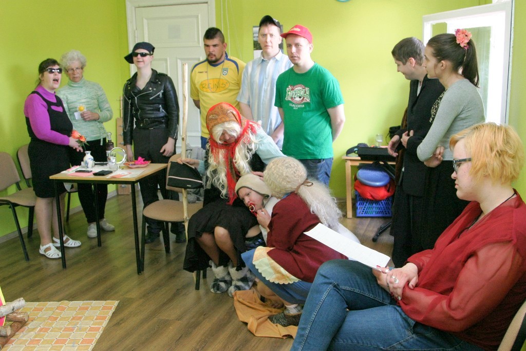 Jaunieši iepriecina vecākus