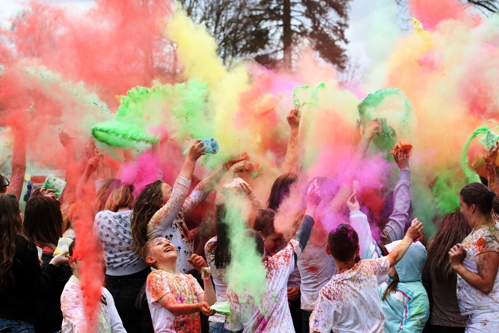 Jaunieši vienojas Holi krāsu dejā