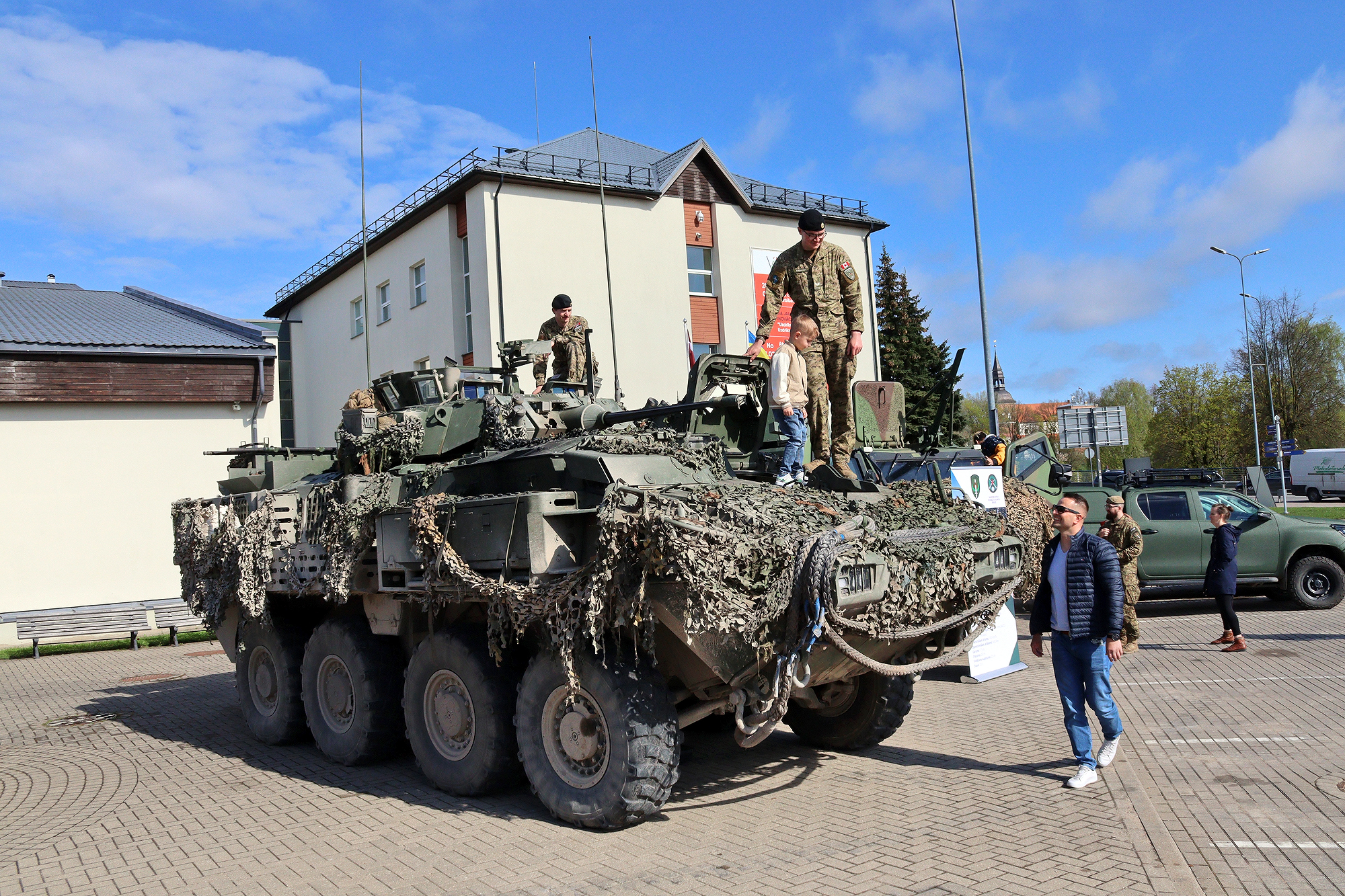 Jaunos uzrunā Latvijas aizsardzībai
