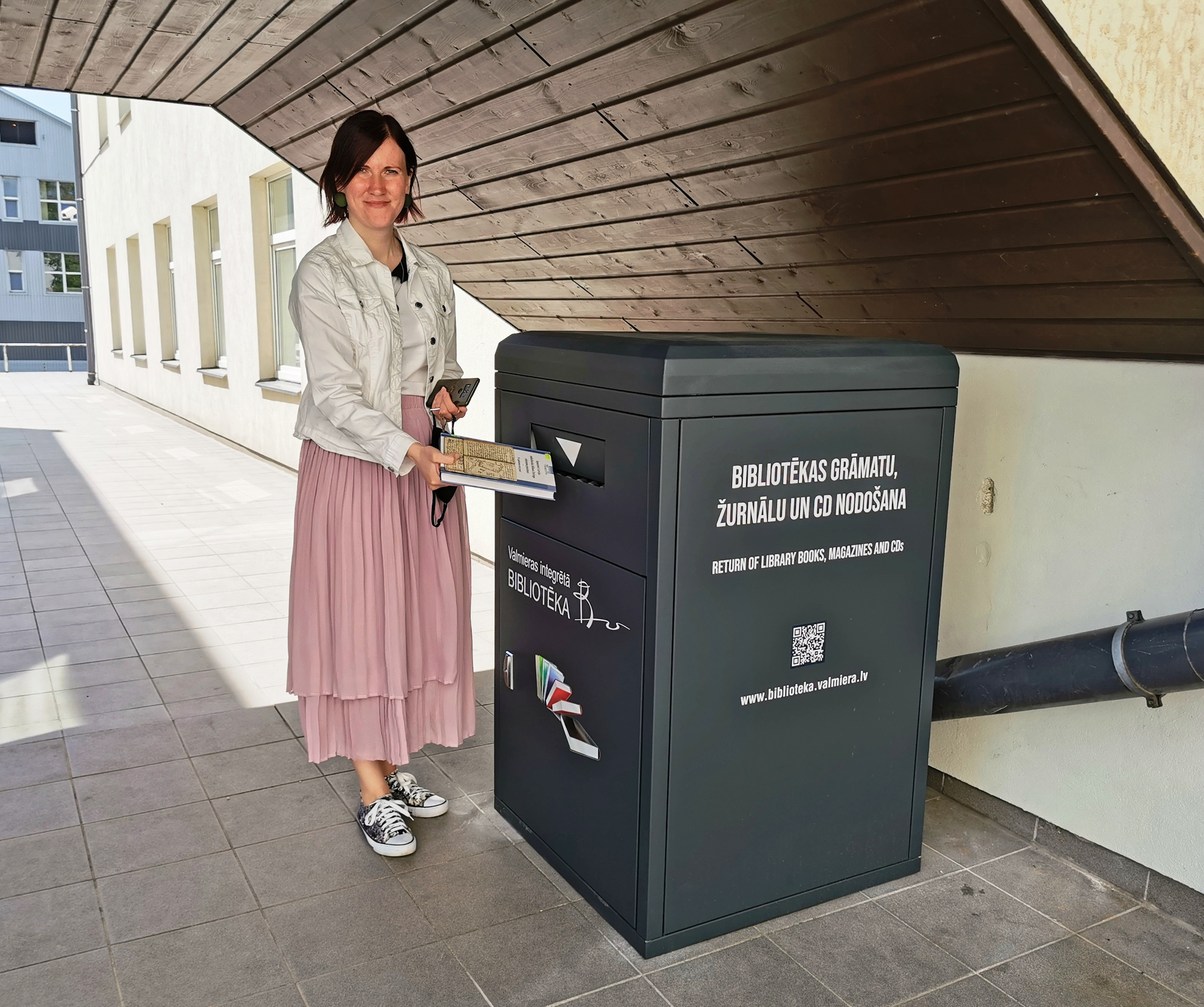 Jaunums bibliotēkas klientu ērtībām – grāmatu, žurnālu un CD/DVD nodošanas kaste