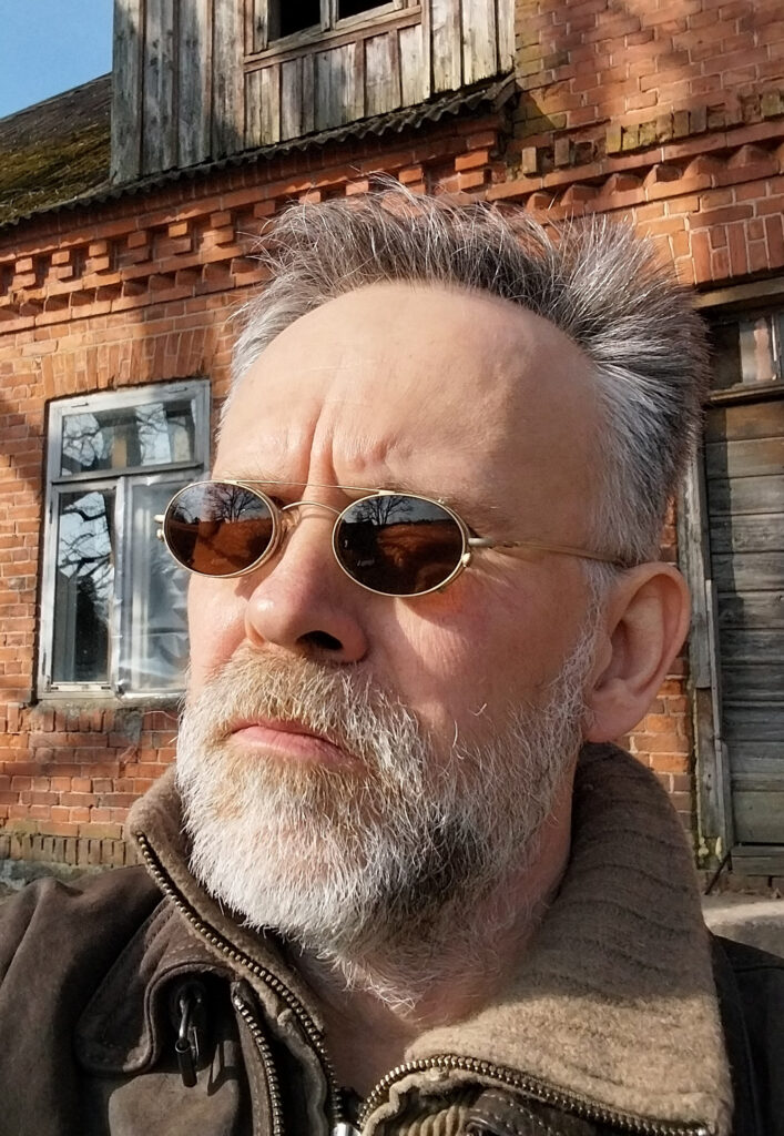 Jo absurdāka realitāte, jo ironiskāka māksla