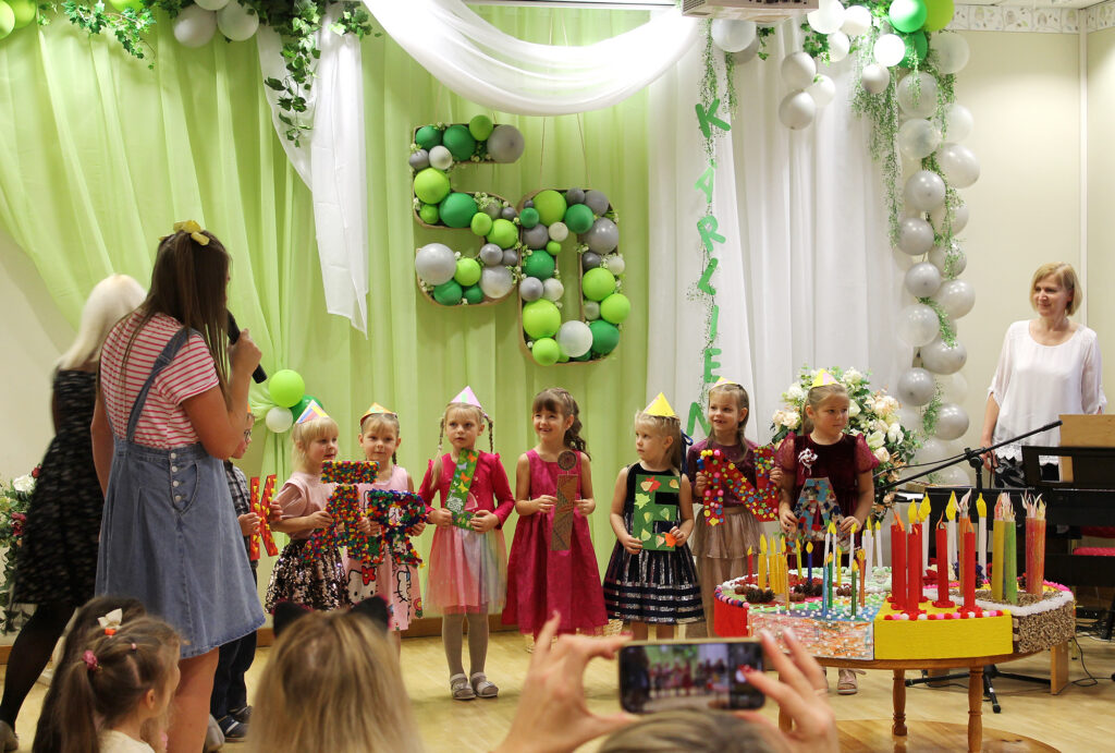 Jubilejas tortē bija 50 sveces