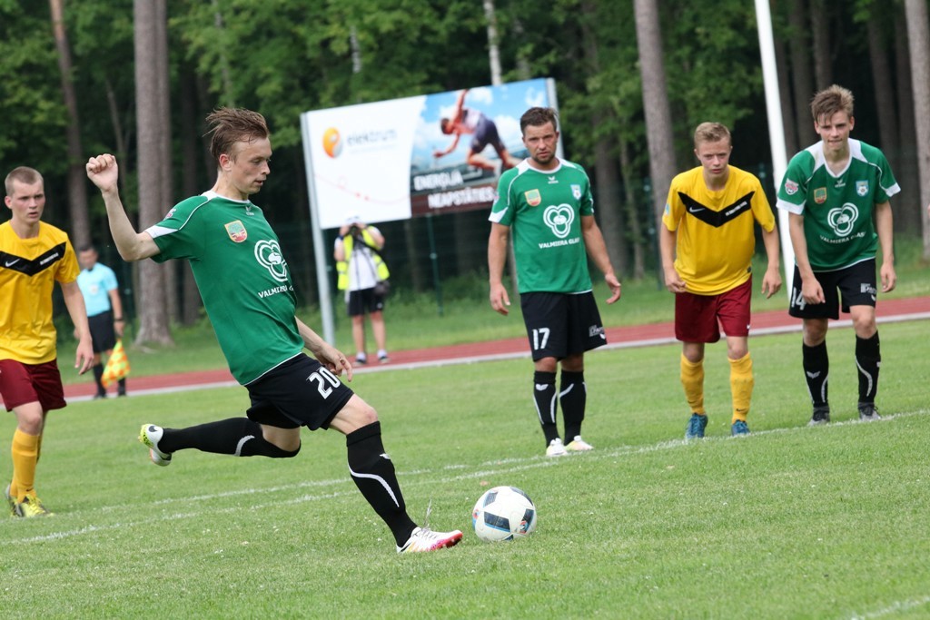 Kaimiņu duelī pārāki valmierieši