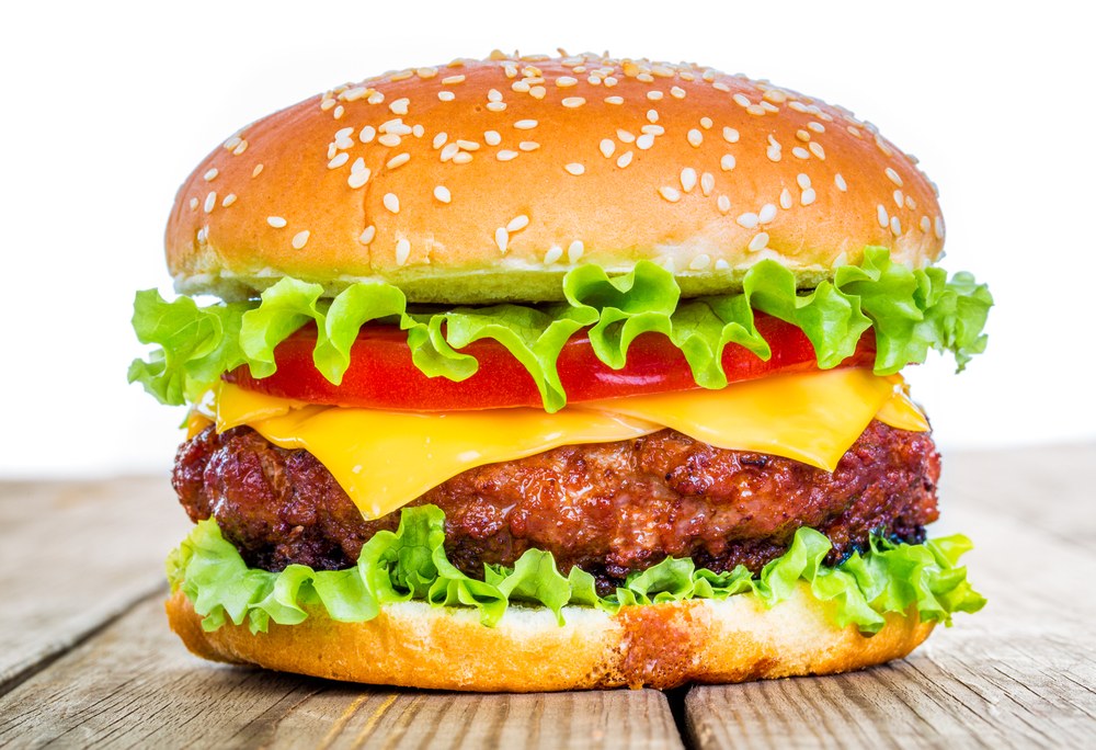 Kas slēpjas dažādu Latvijā iecienītu burgeru sastāvā