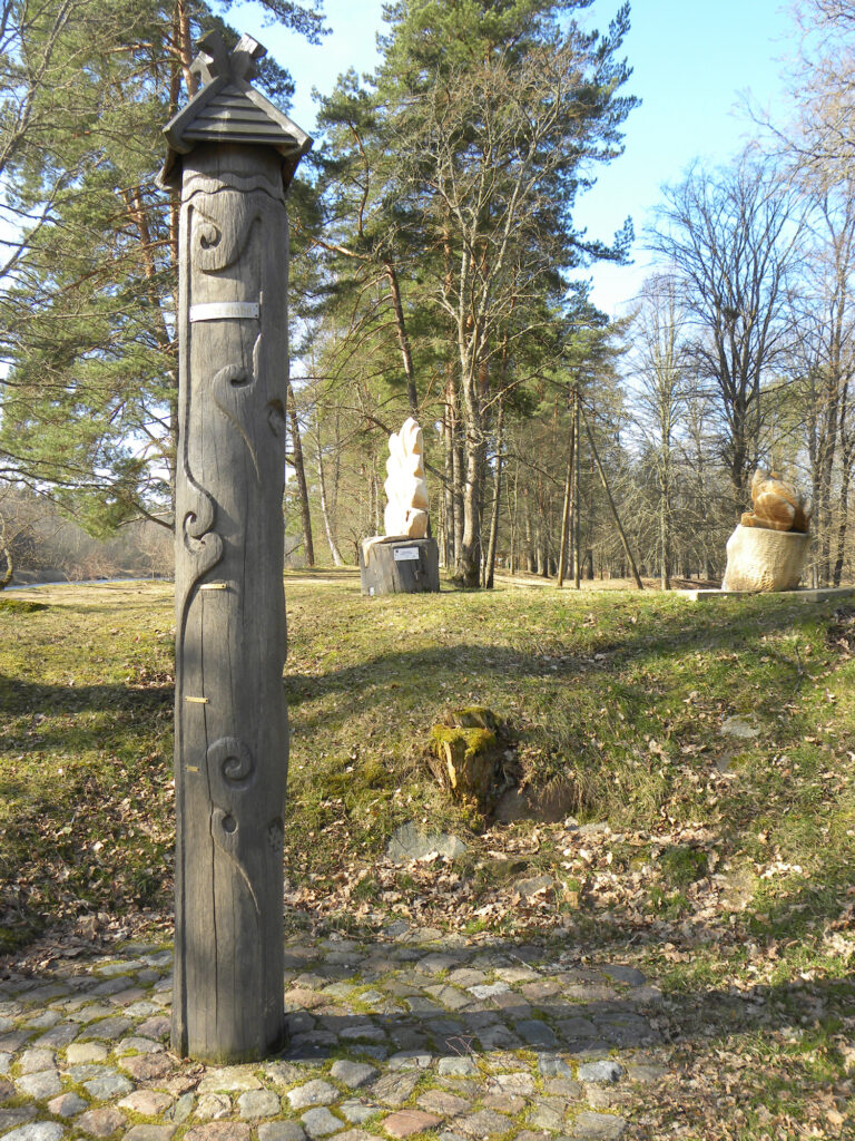 Koka skulptūru takā Strenčos