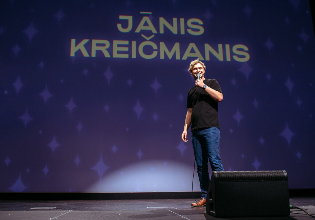Komiķi  Jānis Kreičmanis un Kalvis Troska aicina uz «Stand-up komēdija» Valmiermuižā