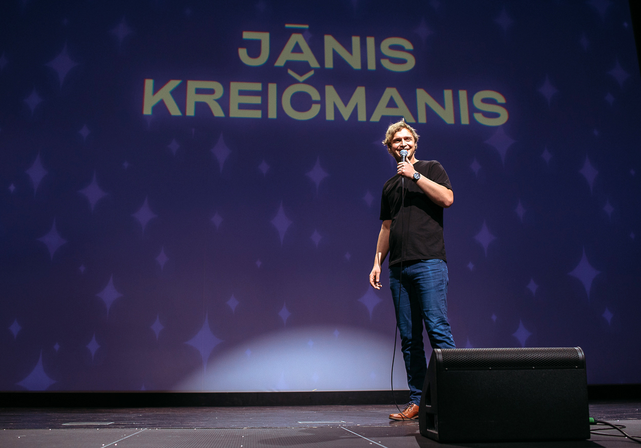 Komiķi  Jānis Kreičmanis un Kalvis Troska aicina uz «Stand-up komēdija» Valmiermuižā