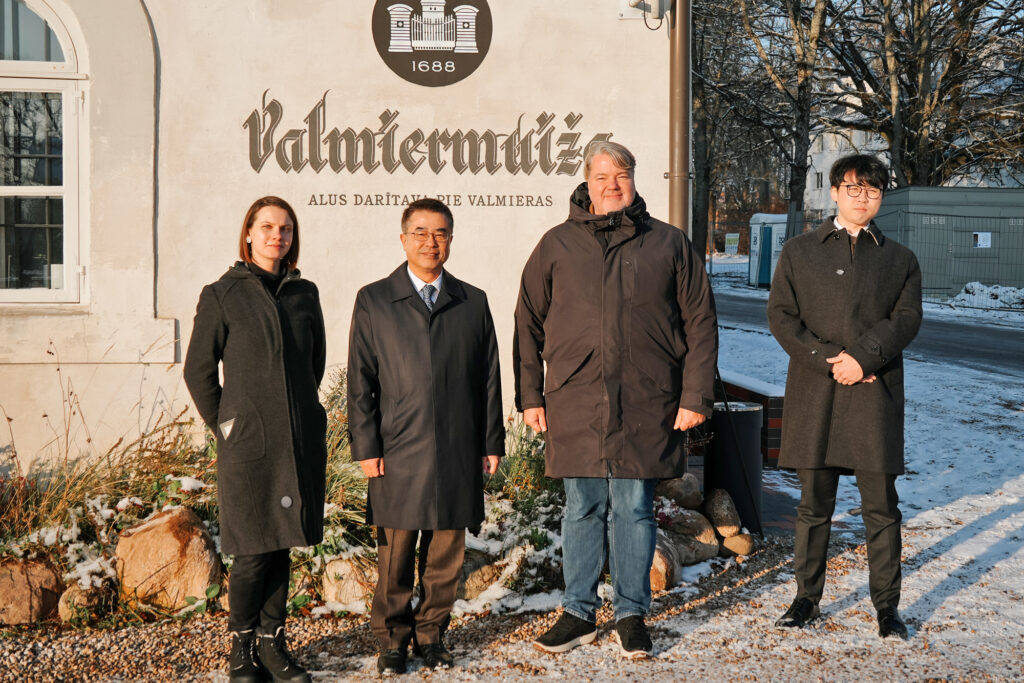 Korejas Republikas vēstnieks Latvijā Kims Džonghans apmeklēja Valmieras novadu