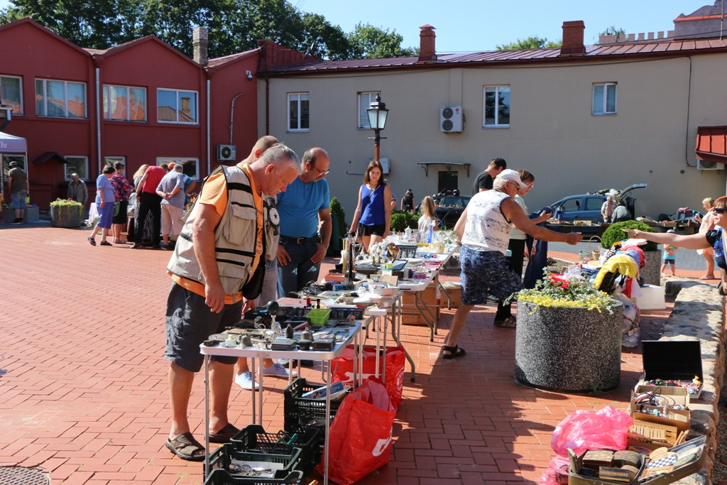 Krāmu tirdziņš kaimiņos