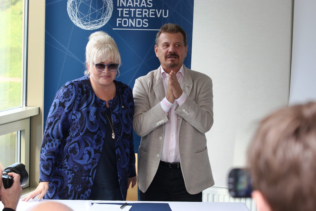 Labdarības rats griežas