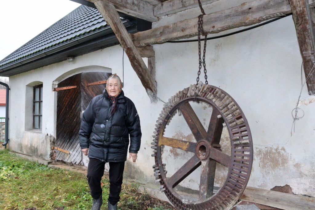 Laika dzirnavas maļ