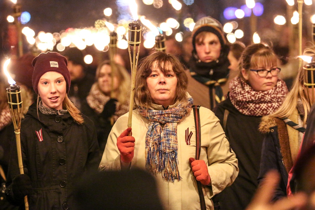 Lāpu gaismas jūra vijas cauri Valmierai