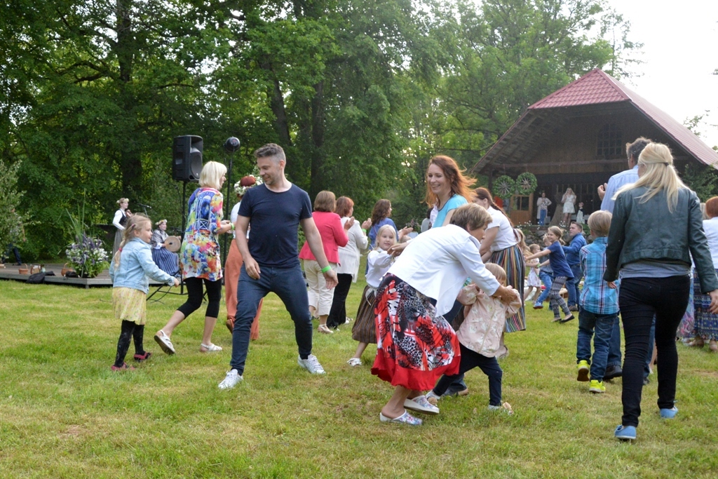 Latvieši sagaida saulgriežus