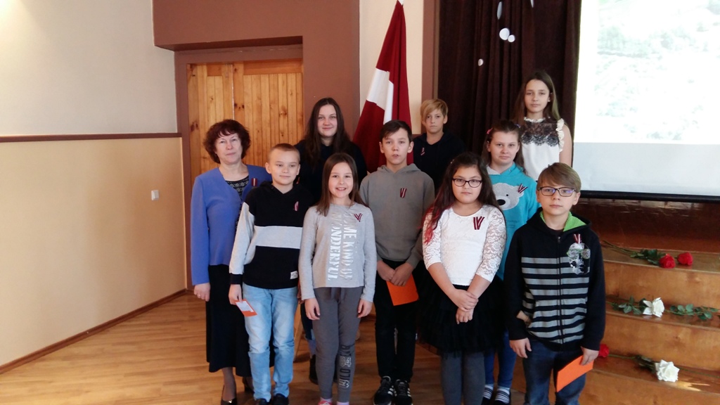 Latvija ievīta sarkanbaltsarkanās liesmās