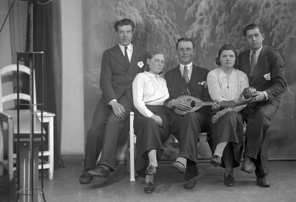 Latvijas Fotogrāfijas muzejā apskatāma izstāde «Strenču fotodarbnīcas salons.  Fonā ziema»