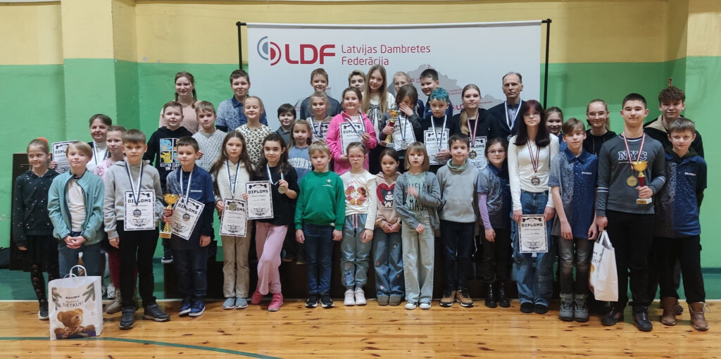 Latvijas Skolēnu sporta spēlēs  100 lauciņu dambretē