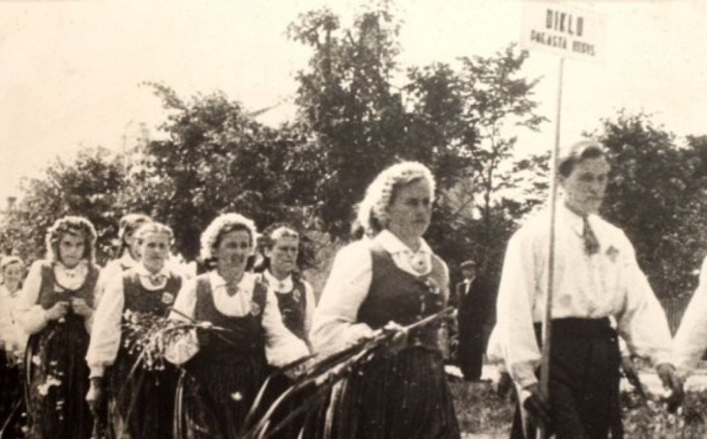 Latvijas atjaunotie dziedāšanas svētki Neikenkalna dabas koncertzālē