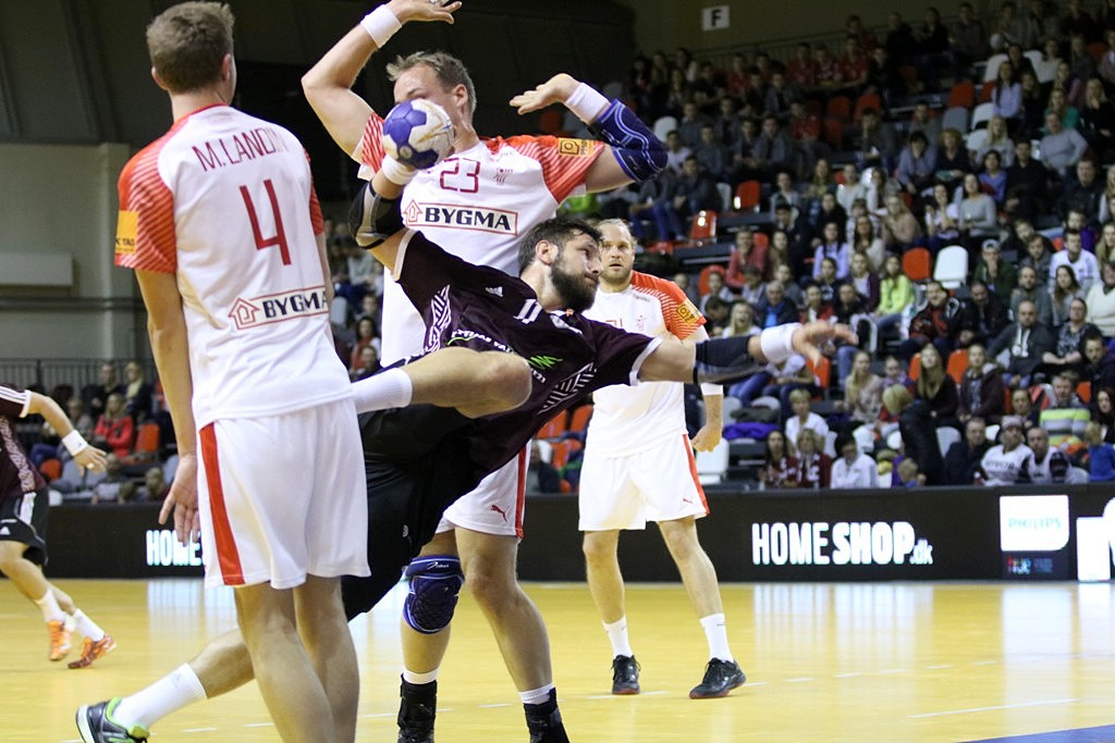 Latvijas handbolisti Valmierā atzīst olimpisko čempionu dāņu pārākumu