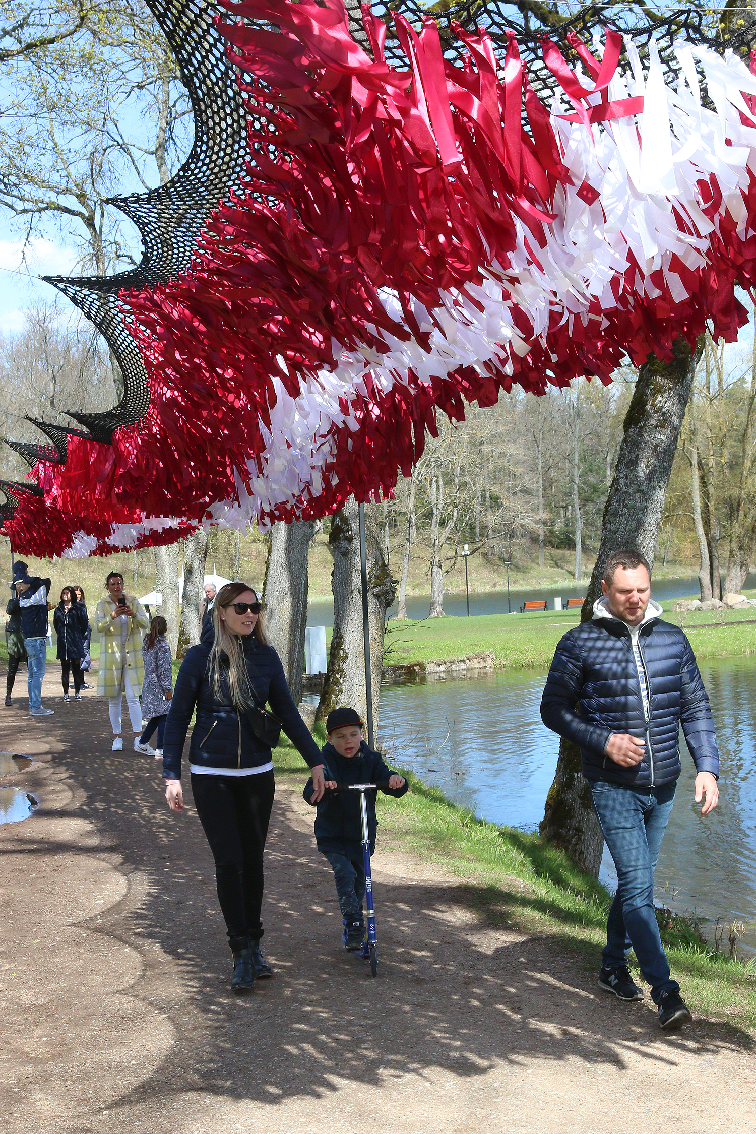 Latvijas karogs no tūkstošiem lentīšu