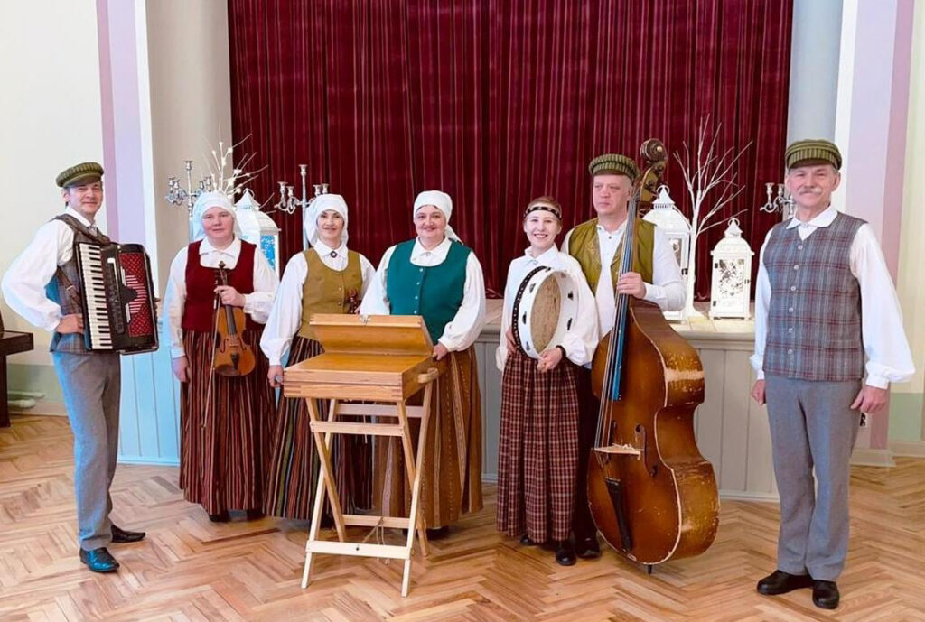 Latviskās kultūrvides daudzveidības saglabāšanā folkloras nozarei svarīga loma