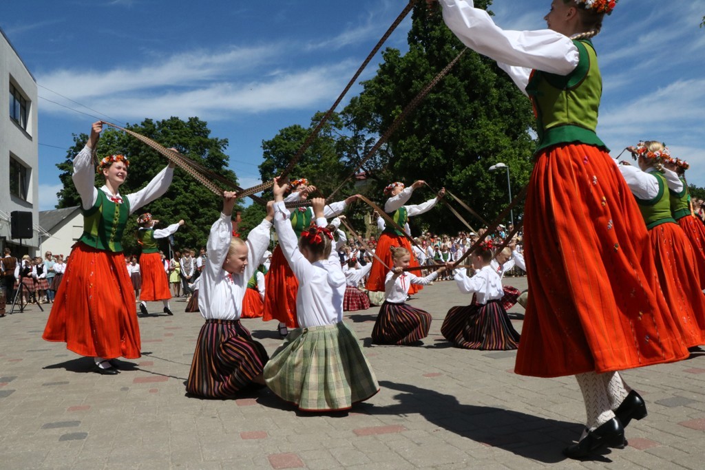 Latvju bērni danci veda
