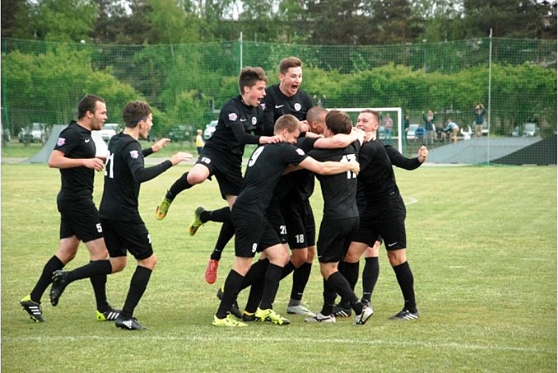 Līderu divcīņā — neizšķirts
