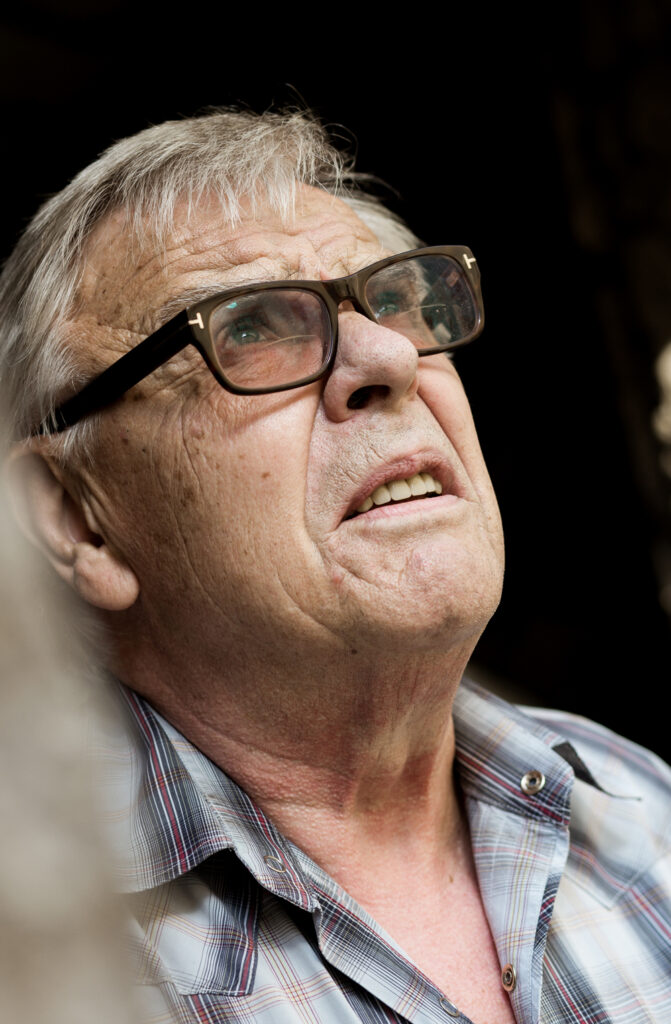 Liela straume skalo zeltu